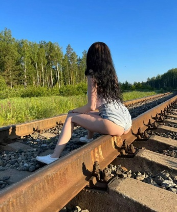 Я проведу вечер, полный страсти и наслаждения, который навсегда останется в твоей памяти. Со мной ты сможешь окунуться в мир безграничных возможностей, утонув в океане эмоций. Позволь себе снять напряжение и расслабиться, наслаждаясь моим телом и умением доставить тебе незабываемое удовольствие. Мои услуги неизменно качественны и безопасны, а мои отзывы говорят о степени моего профессионализма. Заходи на мою страничку, чтобы увидеть мои фото и узнать больше обо мне. Живу в Москве, готова к приятным встречам в столице. 🌹 Лизаветка